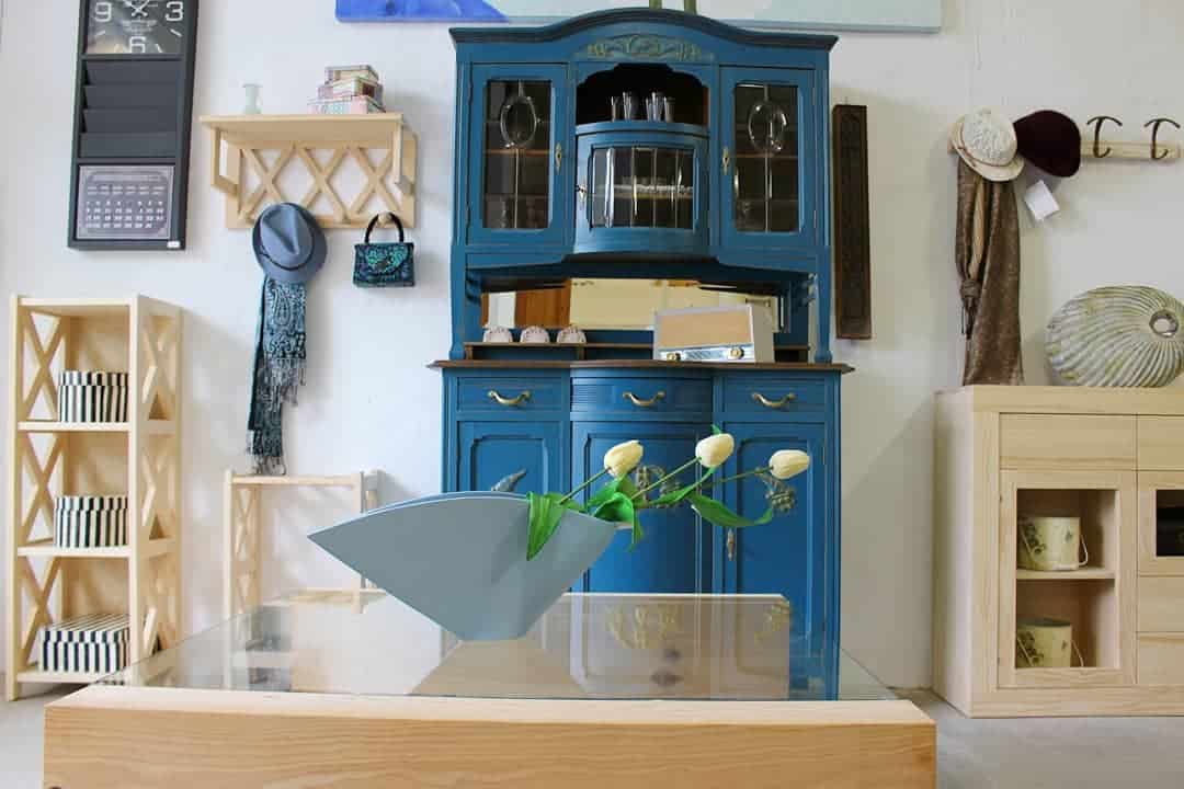 Sala de estar con mueble azul y decoraciones.